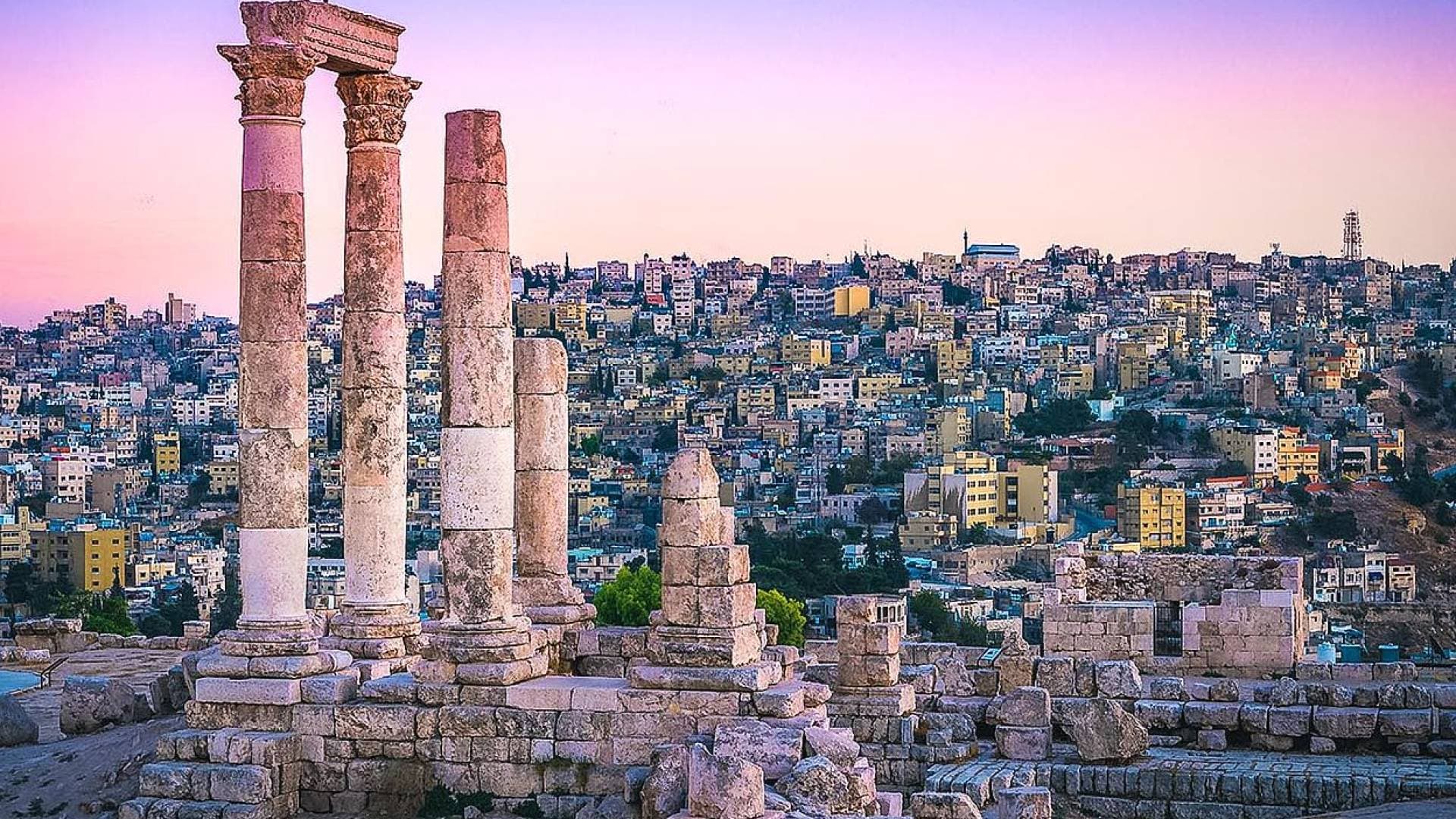 طقس العرب: انخفاض ملموس على الحرارة في عمان بـ 5 درجات وأجواء صيفية معتدلة الإثنين