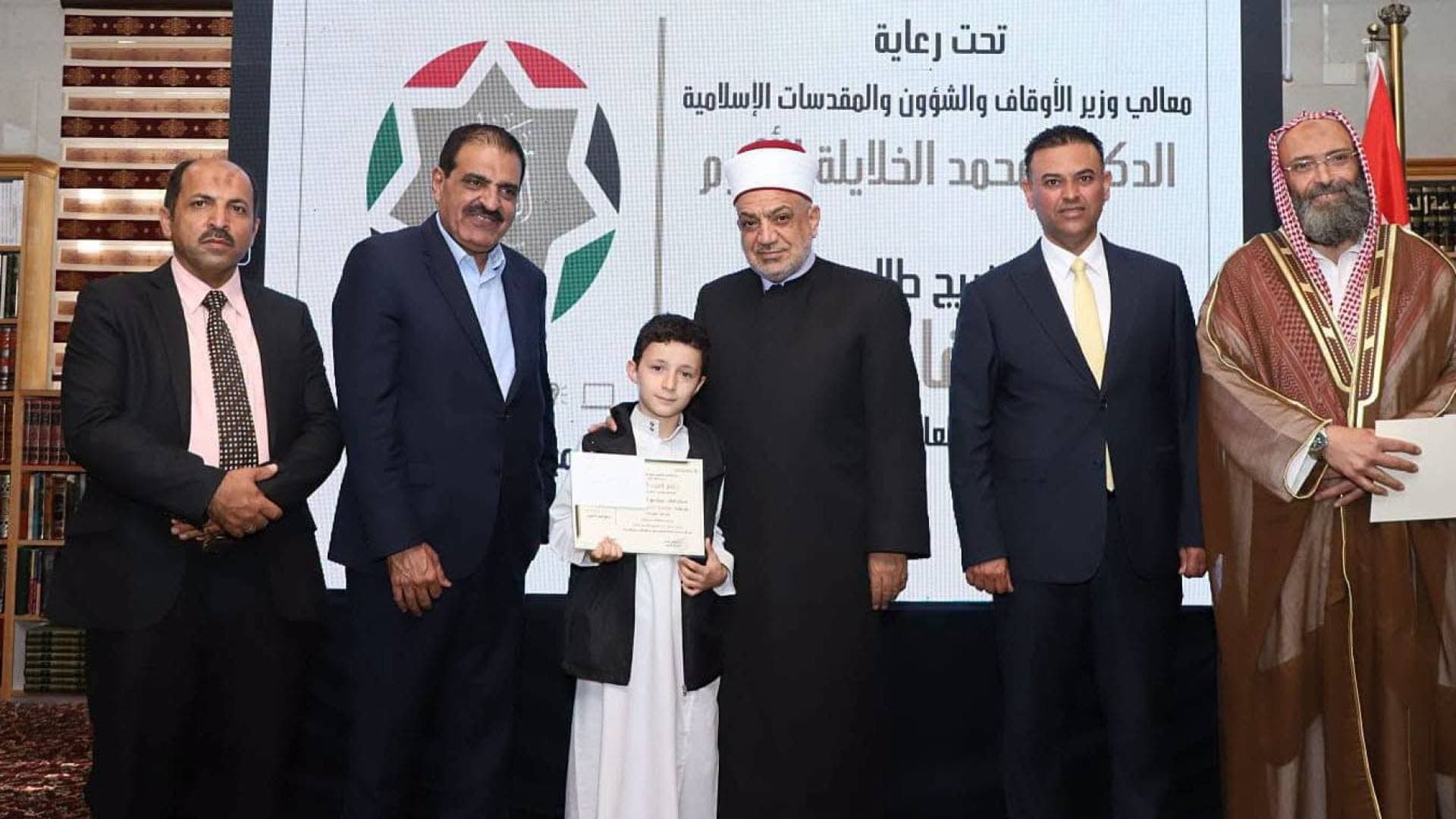 وزير الأوقاف يكرم خريجي مبادرة "حفاظ التنزيل" بجامع العرب الكبير في الزرقاء