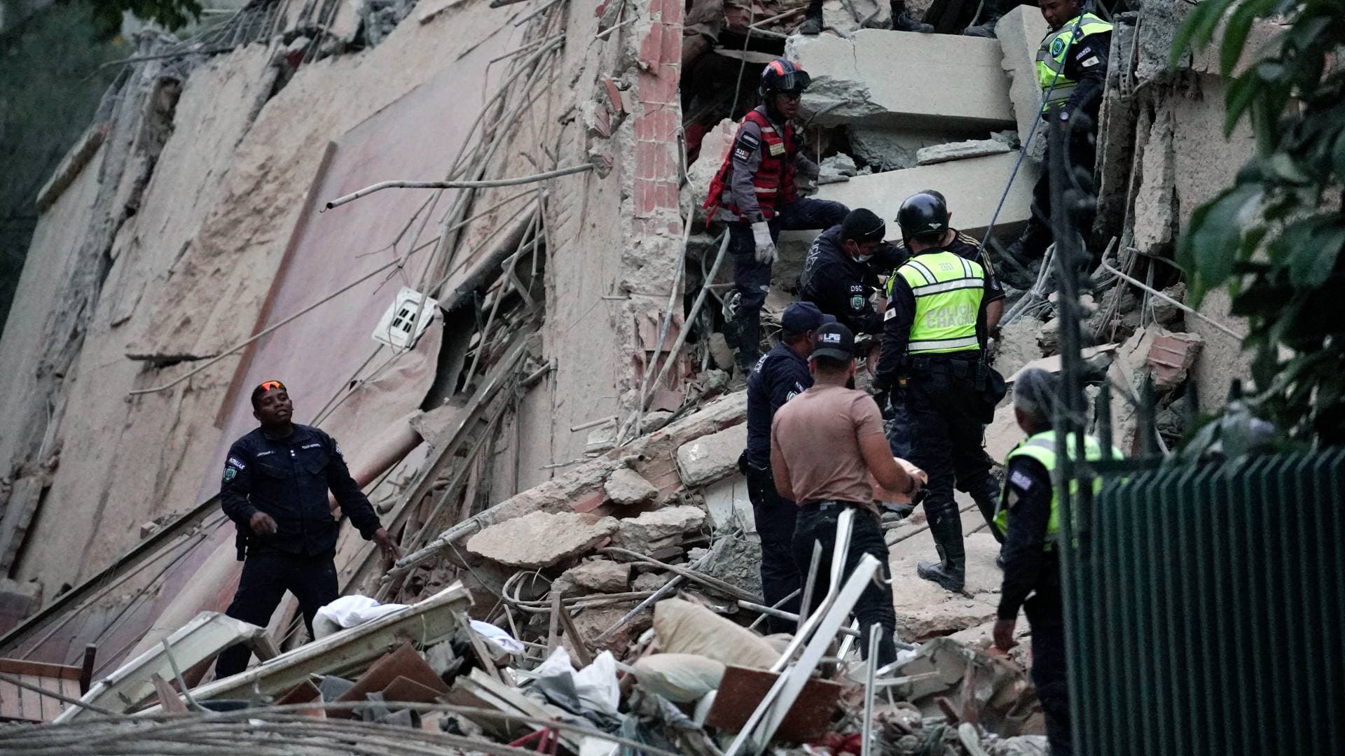 32 قتيلا على الأقل وأكثر من 700 جريح جراء الزلزالين في فنزويلا
