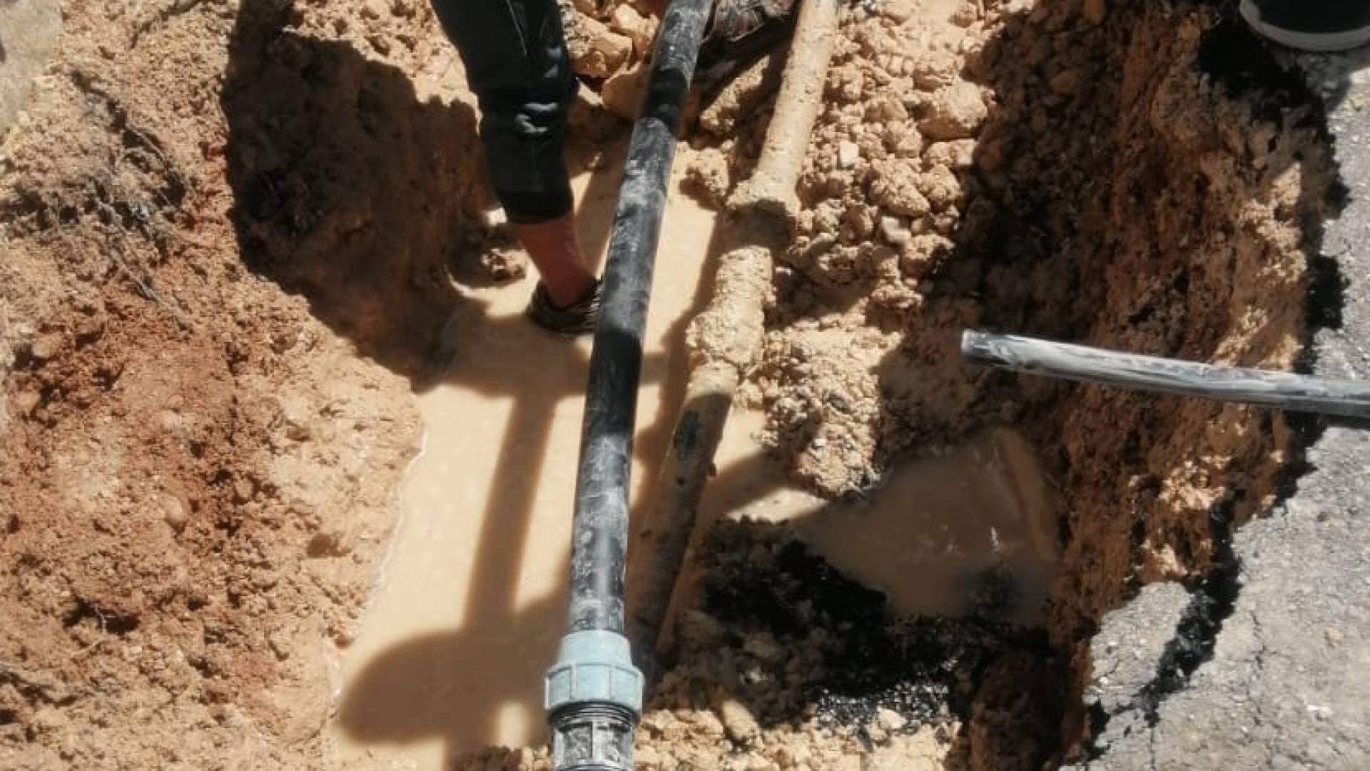 تمهيدا لتغريم المخالفين.. إحباط سرقة مياه منظمة استهدفت 3 خطوط ناقلة بالزرقاء - فيديو