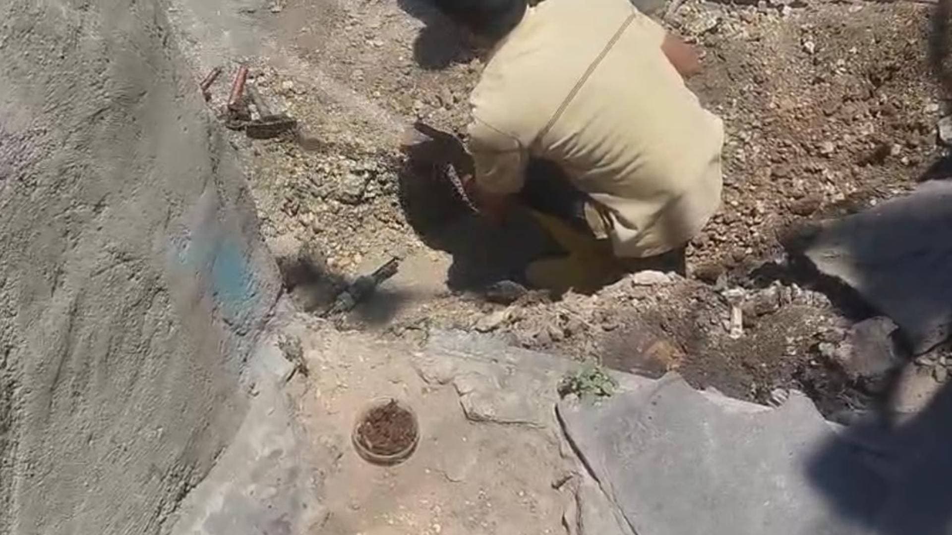 صور وفيدو.. ضبط اعتداء من محطة غسيل سيارات على خط ناقل رئيسي في عمان