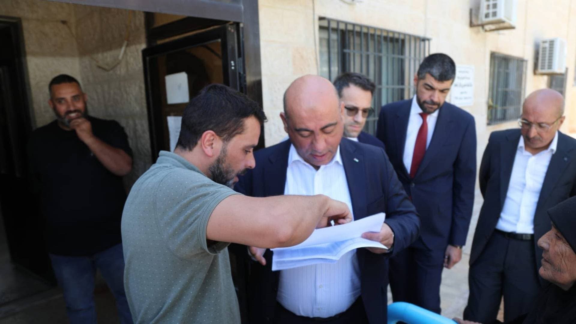 المياه تعلق على الفيديو المتداول لمسن في المفرق أثناء جولة الأمين العام للوزارة - فيديو