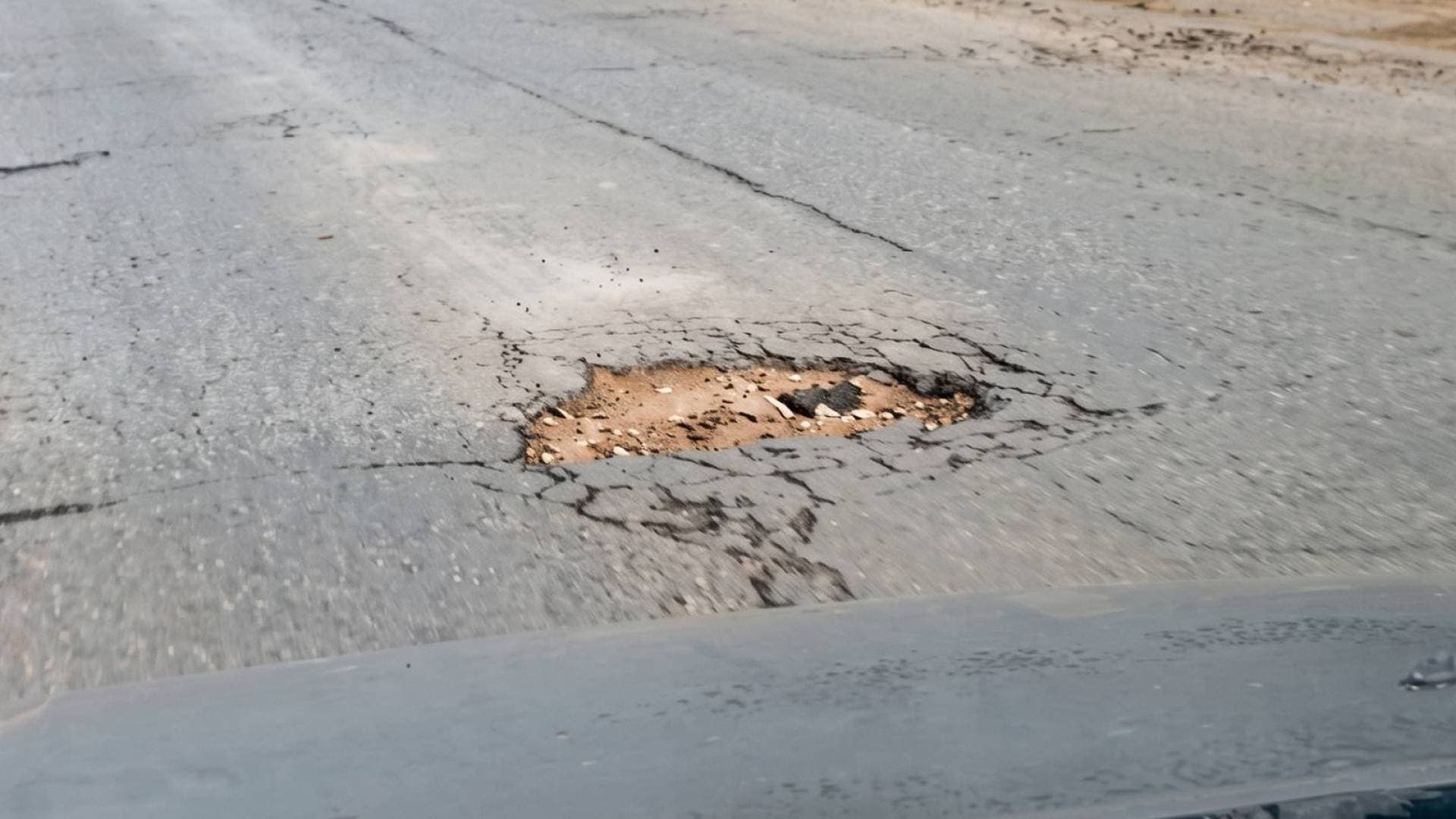 بعد متابعة "من هنا نبدأ".. إصلاح طريق مدينة الحسن الصناعية في الرمثا