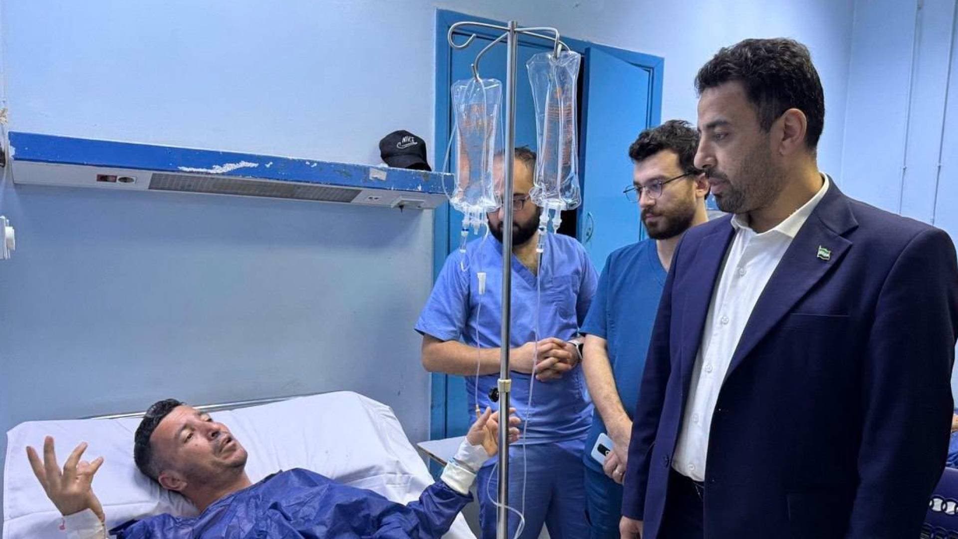 وزير الصحة السوري يتفقد مصابي تفجير مقهى القصر العدلي في مستشفى دمشق