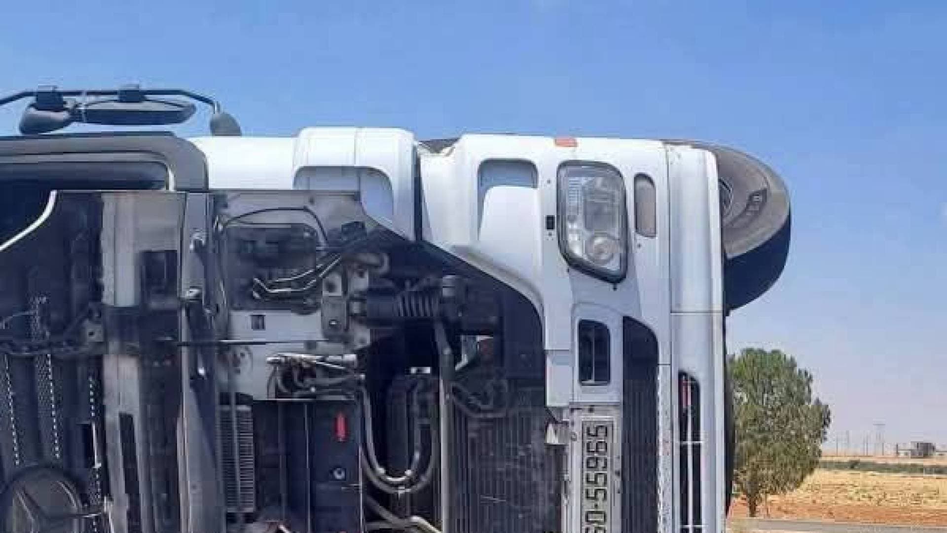 مصدر لـ"رؤيا أخبار" يوضح الحالة الصحية لسائق الشاحنة الأردنية التي تعرضت لحادثة انقلاب في درعا