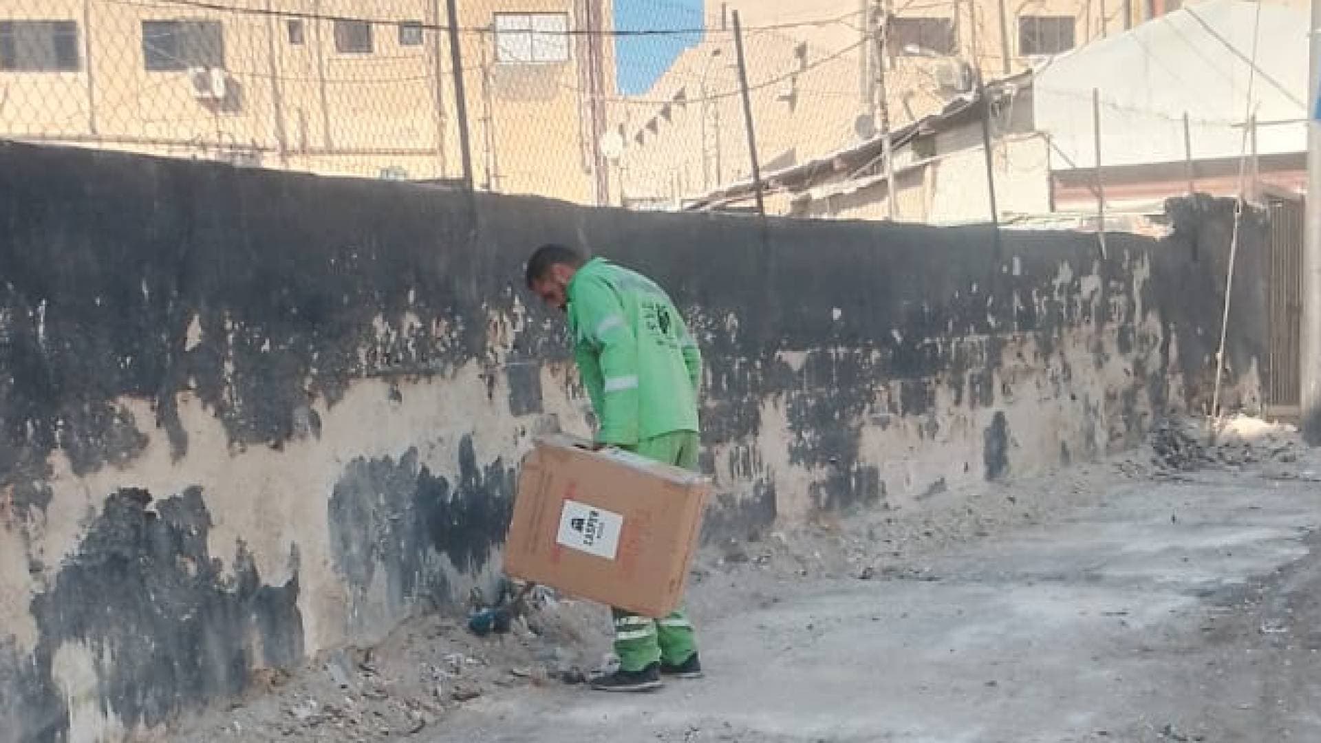 بعد نشر الفيديو عبر "رؤيا أخبار".. إزالة تراكمات النفايات في موقف باصات اليادودة بالوحدات