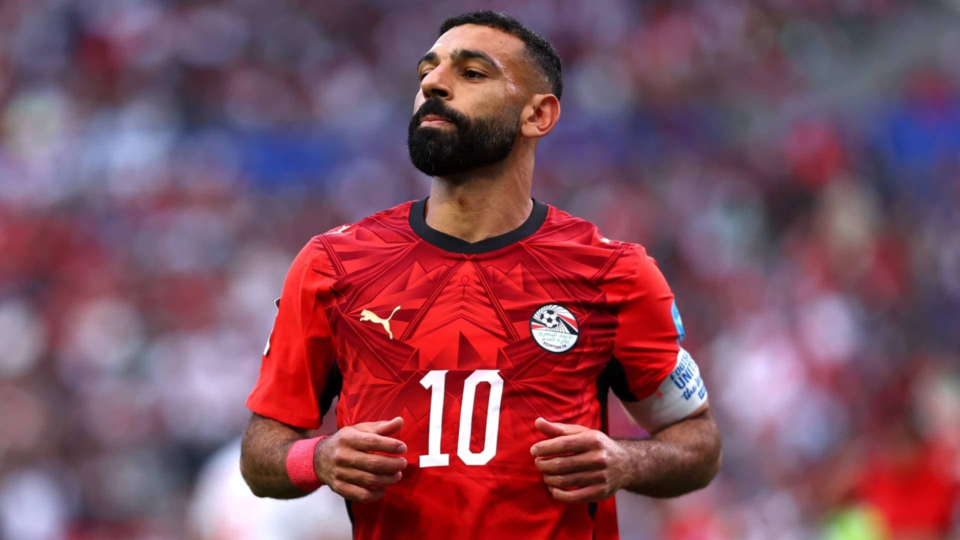 محمد صلاح يرد بسخرية على شائعات خلافه مع المدرب حسام حسن