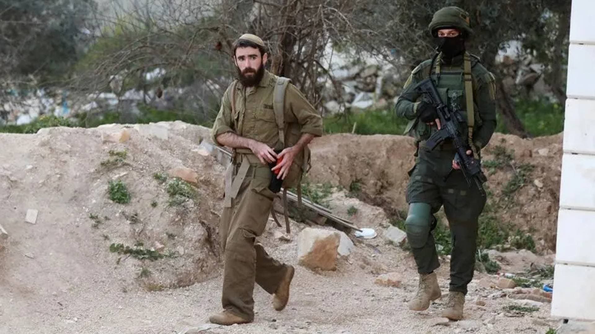 بين الحرق وقطع الكهرباء.. هجمات استيطانية متزامنة تخنق الفلسطينيين بحماية جنود الاحتلال