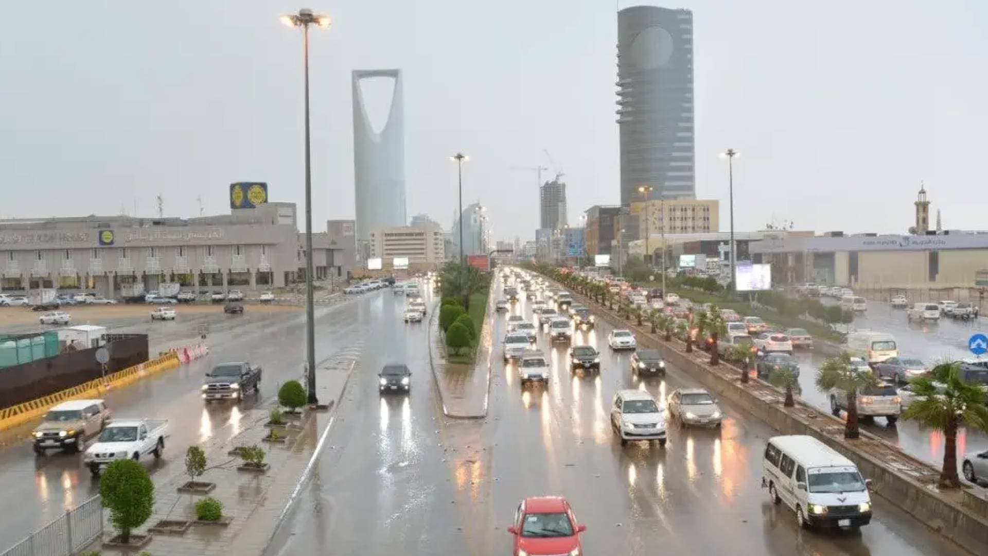 أمطار رعدية وموجة غبار تشمل الرياض ومناطق واسعة في السعودية