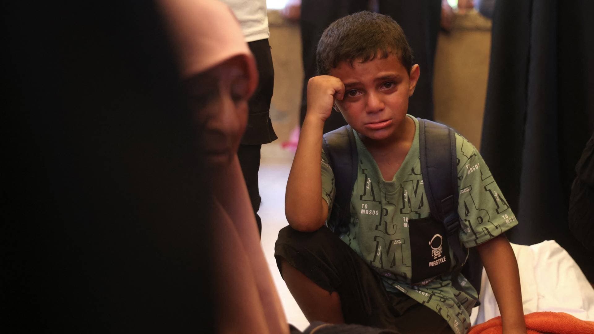 مراسل "رؤيا": شهيد وإصابات في قصف "إسرائيلي" استهدف مركبة بمواصي خان يونس