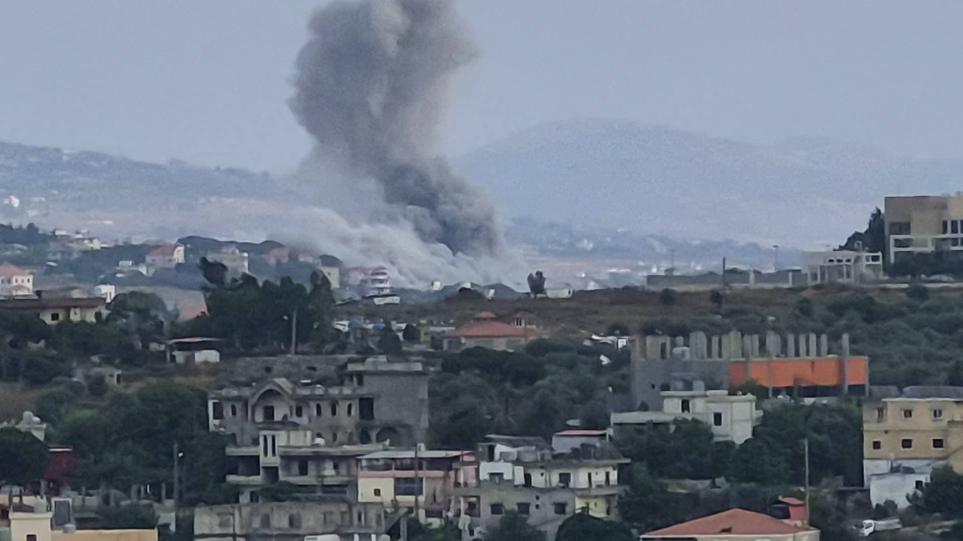 مصادر لبنانية: 3 شهداء في غارة على النبطية الفوقا وتفجيرات للاحتلال تهز جنوب لبنان
