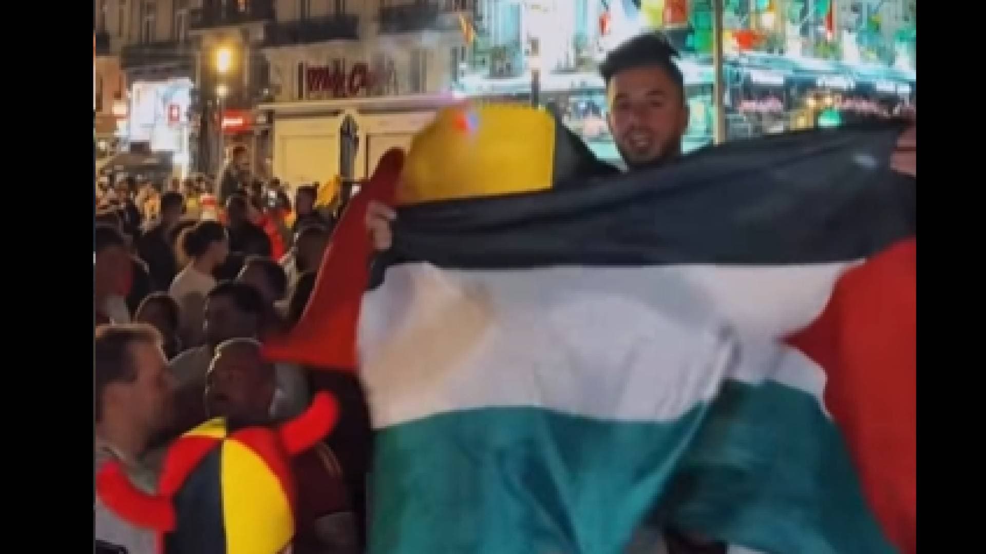 جماهير بلجيكا ترفع علم فلسطين في بروكسل عقب التأهل لربع نهائي كأس العالم 2026