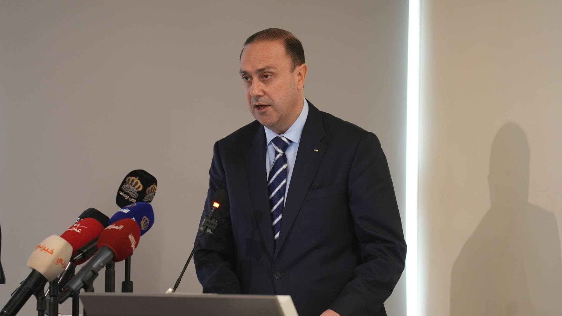 المومني يوضح الدوافع التنظيمية وراء استقالة وزير العمل خالد البكار