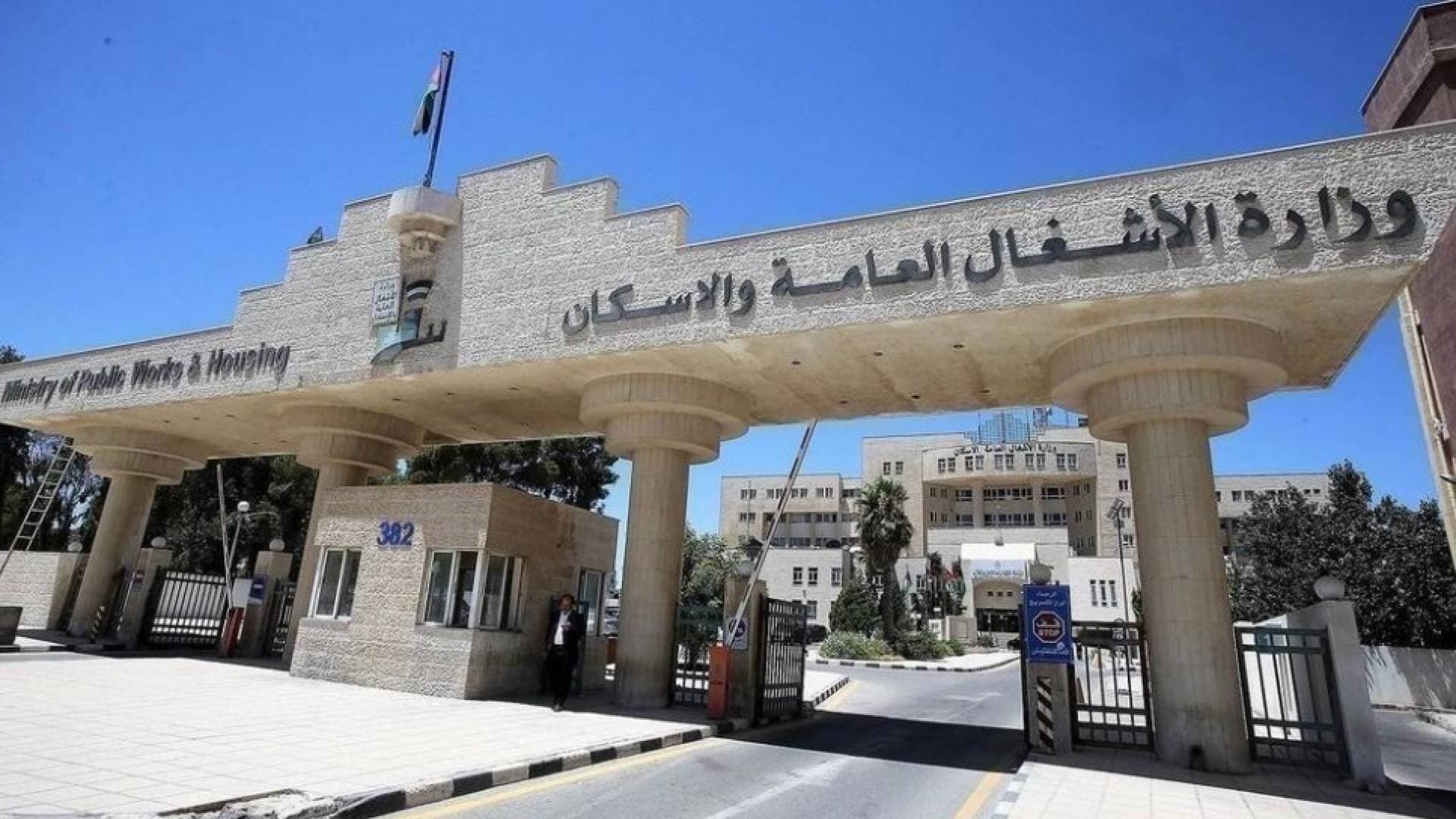 وزارة الأشغال تعلن إنجاز 32 مشروعا واستمرار العمل في 70 عطاء بمختلف مناطق الأردن