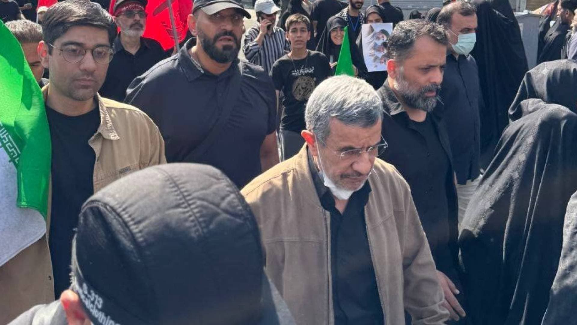 بعد أنباء عن مقتله بغارة للاحتلال.. أحمدي نجاد يظهر فجأة في تشييع خامنئي بطهران