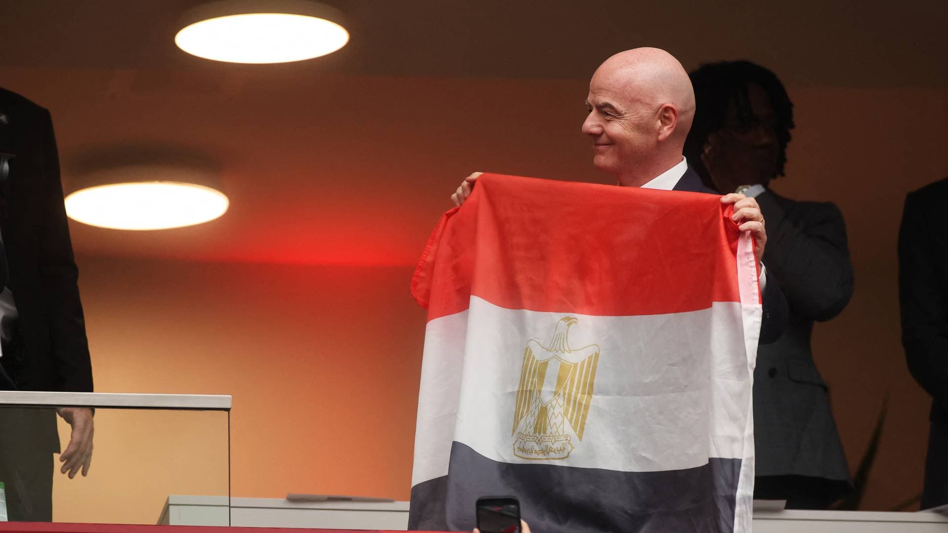 رئيس الفيفا يحمل علم مصر بعد مباراة الأرجنتين وسط جدل تحكيمي مثير