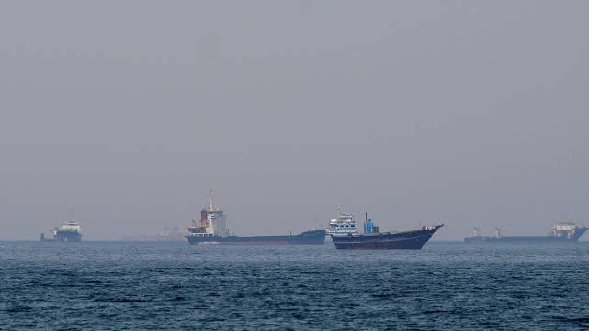 وكالة بلومبيرغ ترصد تراجعا حادا في حركة الملاحة البحرية عبر مضيق هرمز