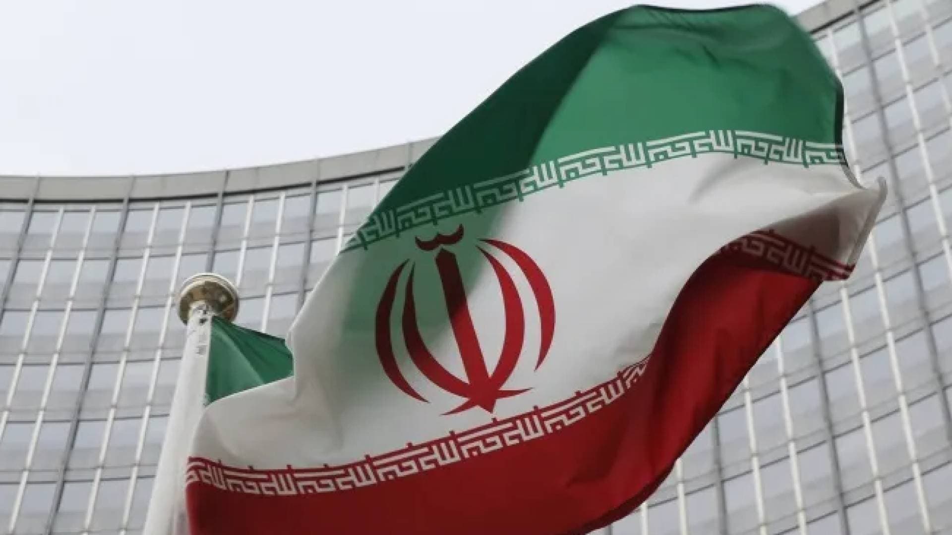 طهران تدين الضربات الأمريكية وتصفها بـ"جرائم حرب" وتتوعد بمعاقبة المعتدين