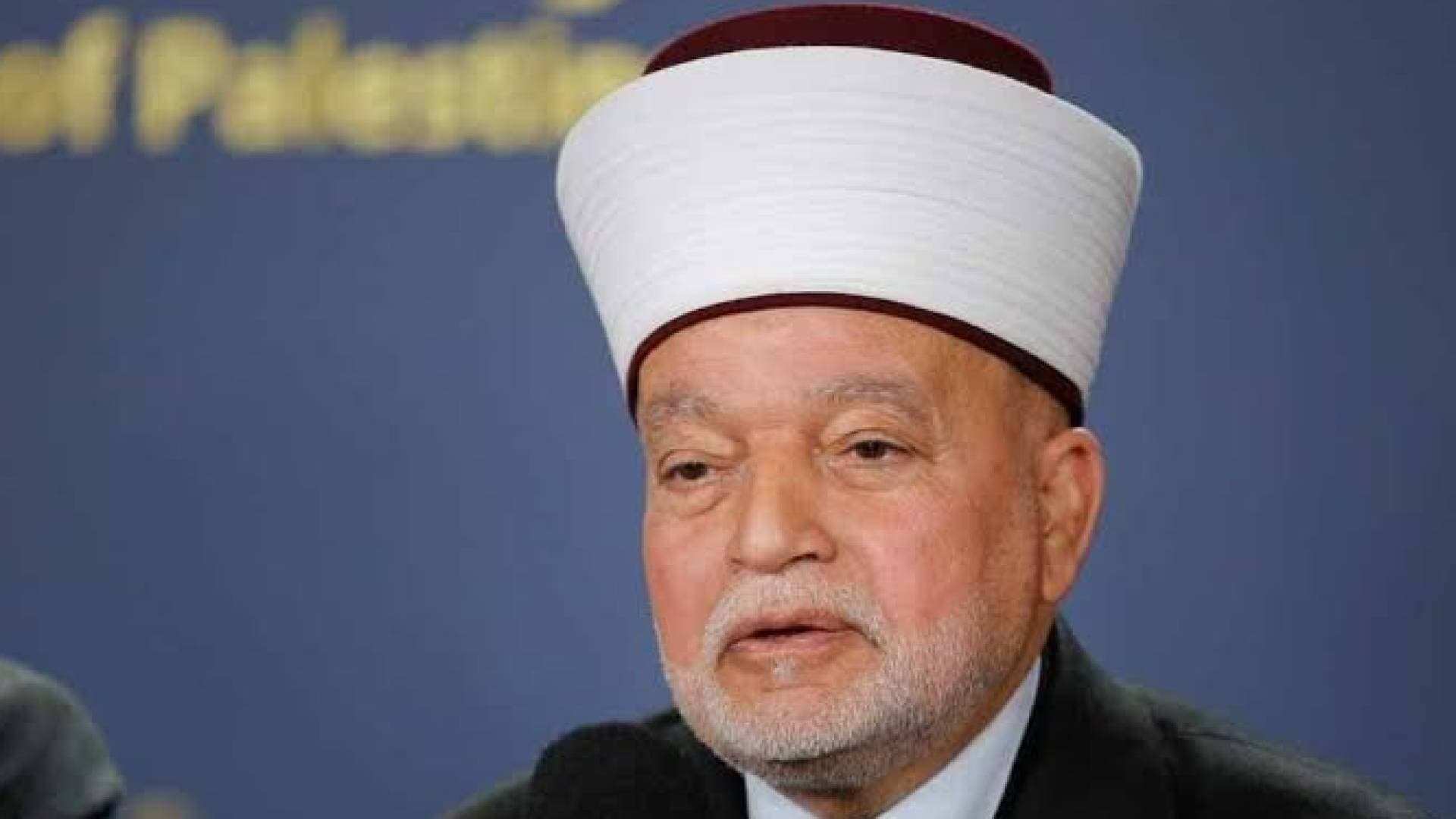 مراسل رؤيا: الاحتلال يبعد مفتي فلسطين عن المسجد الأقصى المبارك أسبوعا بسبب دعائه للشهداء والأسرى