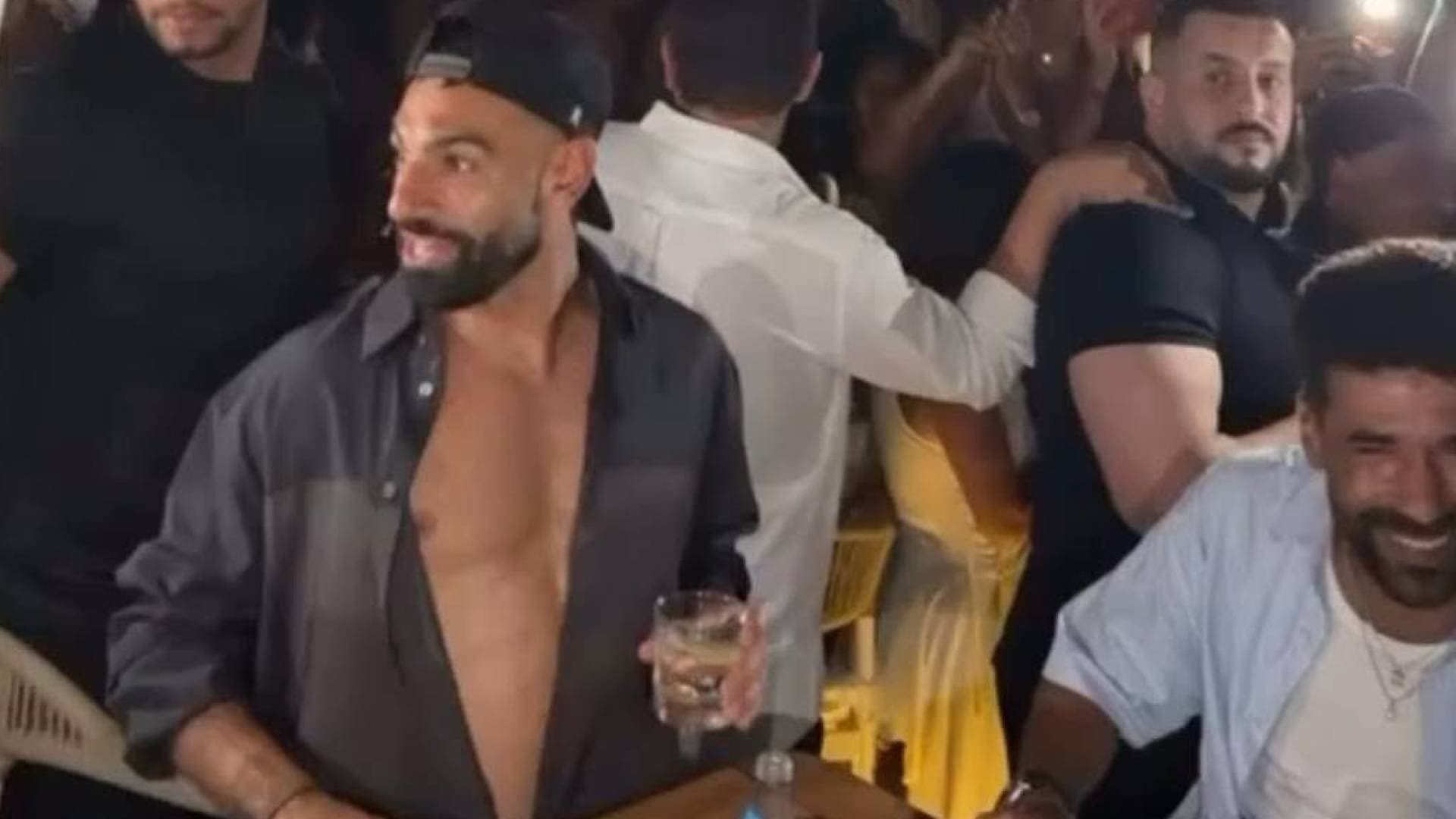 حقيقة المشروب الغامض في يد محمد صلاح خلال احتفاله بمدينة العلمين