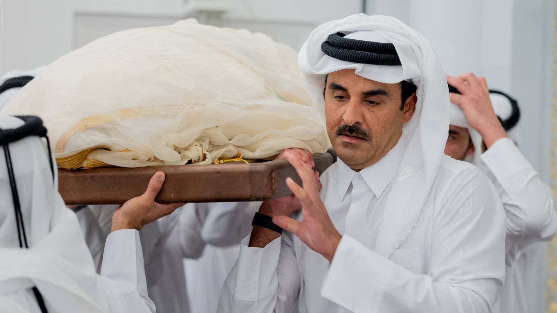 أمير قطر تميم بن حمد يقود تشييع جثمان والده الأمير حمد بن خليفة آل ثاني.. فيديو