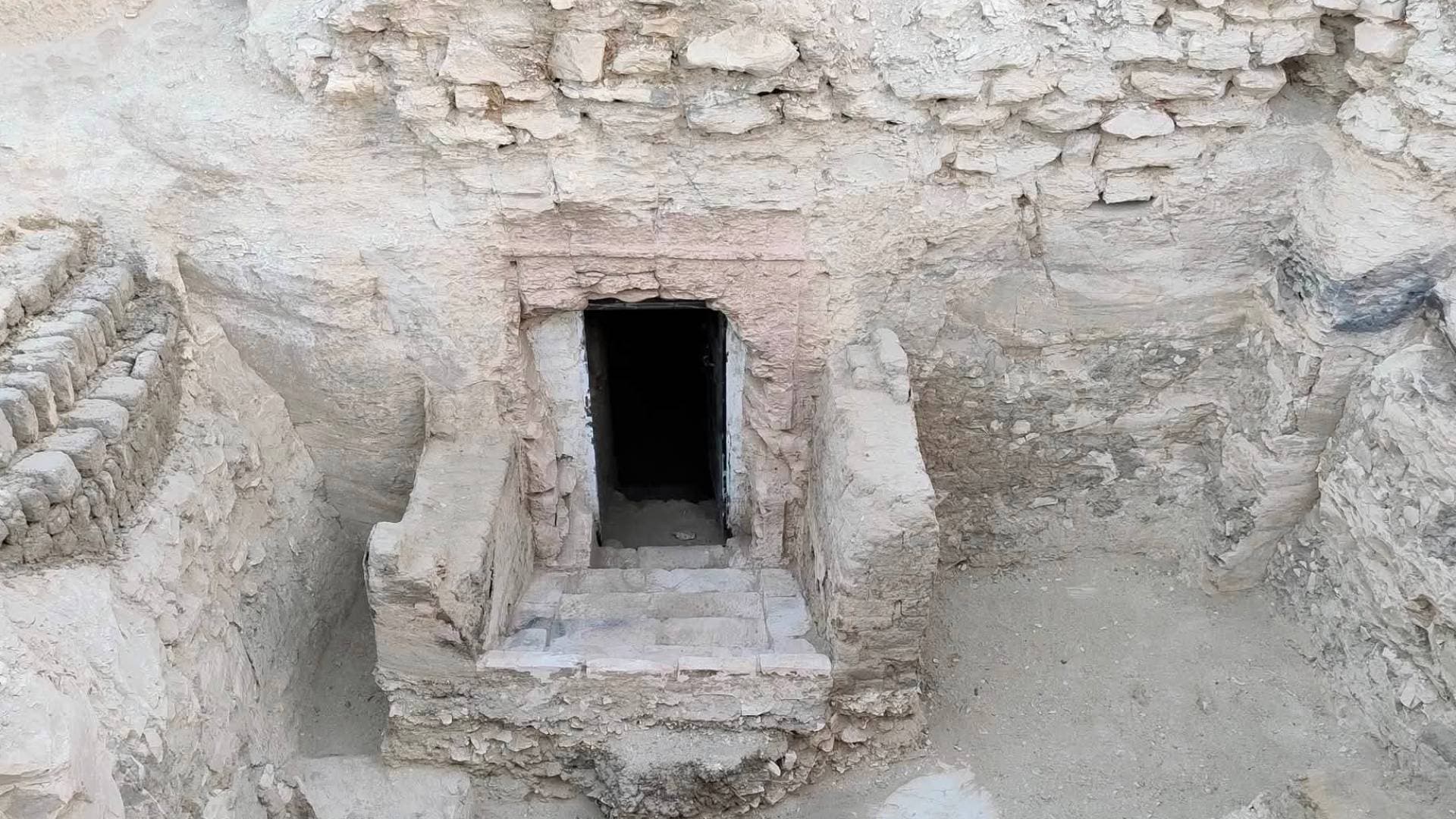 مصر.. اكتشاف مقبرة فرعونية تعود إلى 3 آلاف عام في الأقصر