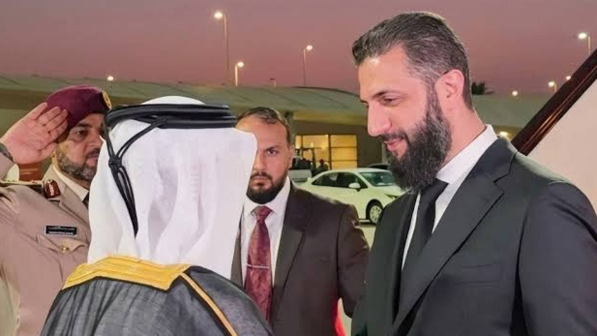 الرئيس السوري أحمد الشرع يصل الدوحة لتعزية أمير قطر بوفاة الأمير الوالد