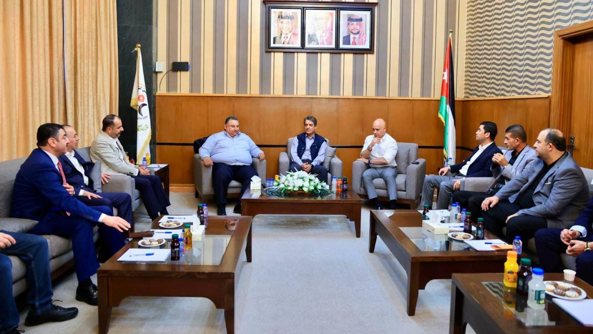 وزير الشباب يبحث مع أندية إربد مشروع ستاد الحسن ويعلن إعادة تنفيذ أرضيته بالكامل