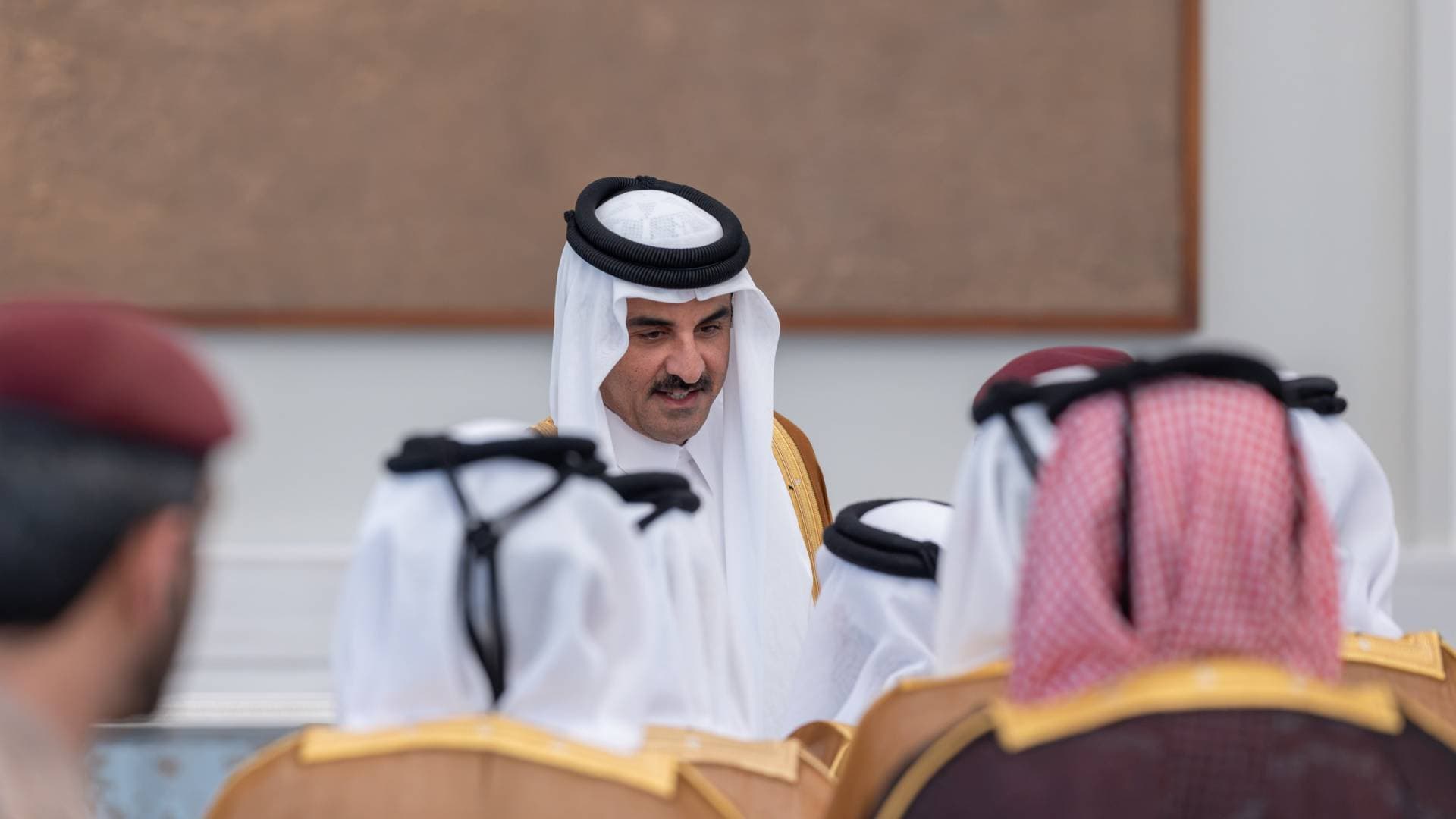 قادة ومسؤولون دوليون يؤدون واجب العزاء لأمير قطر بوفاة والده