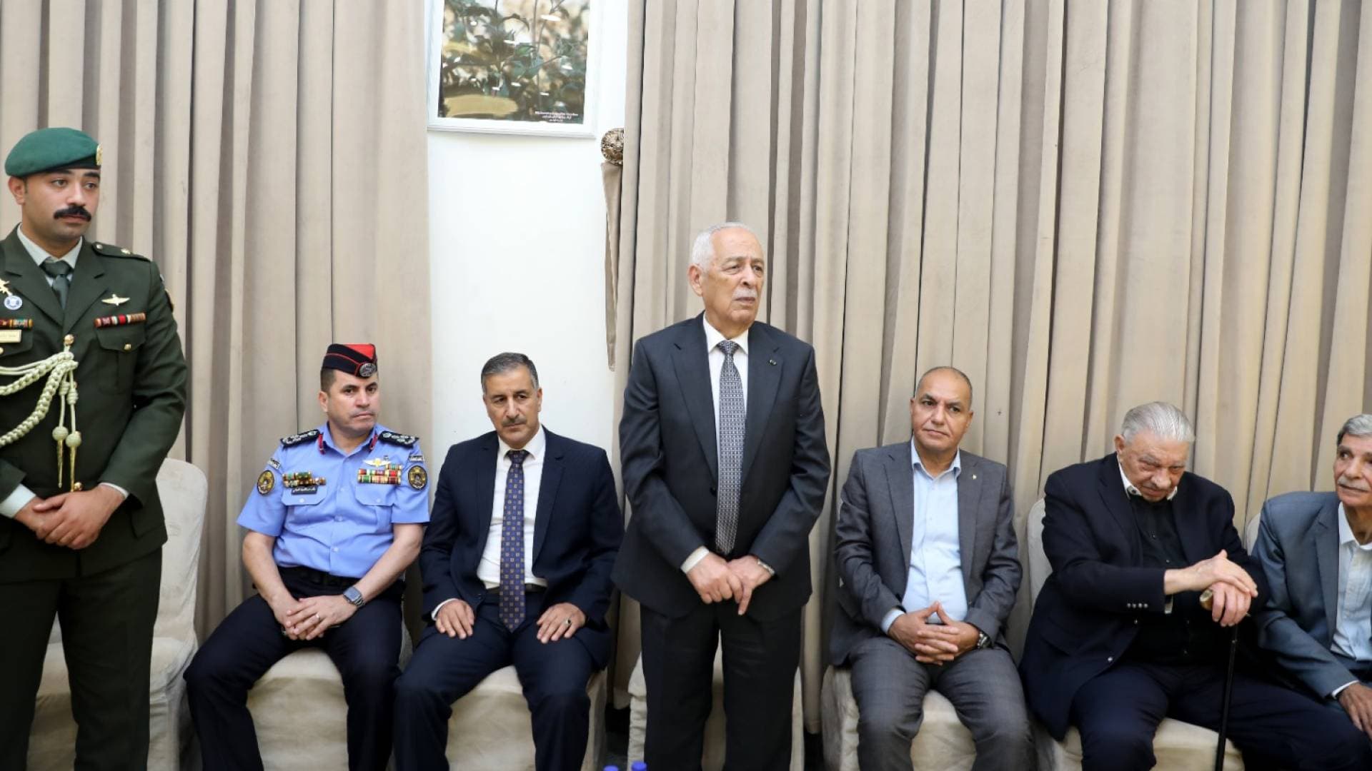 مندوبا عن الملك وولي العهد.. العيسوي يعزي عشائر حتر والهويدي والطراونة