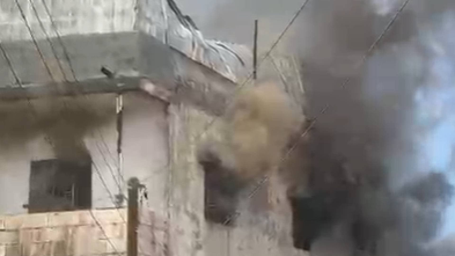 إنقاذ رجل إطفاء حاصرته سحب الدخان في حريق ضخم بالقويسمة شرقي عمان