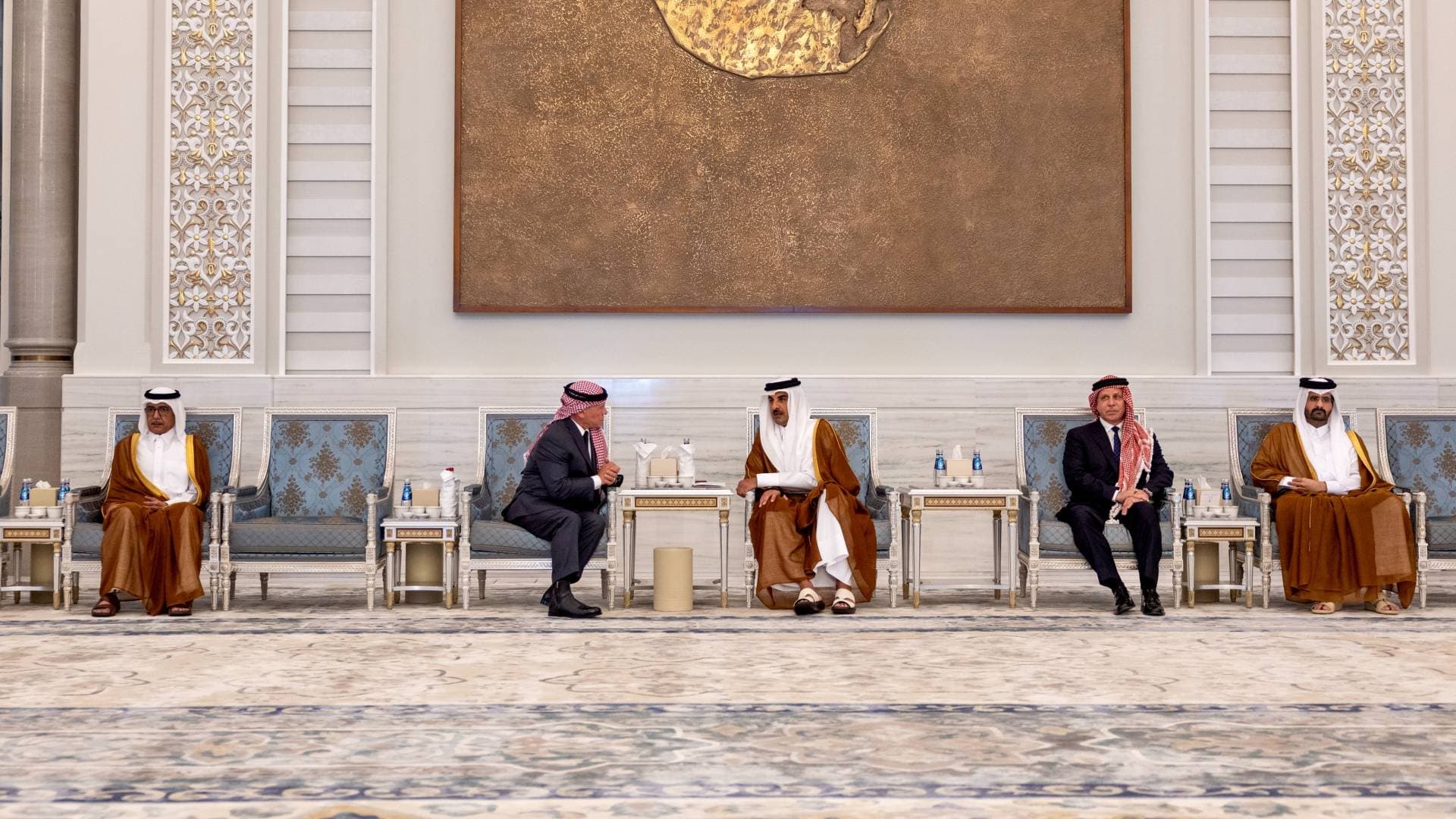 الملك يقدم العزاء إلى أمير دولة قطر بوفاة الشيخ حمد.. فيديو
