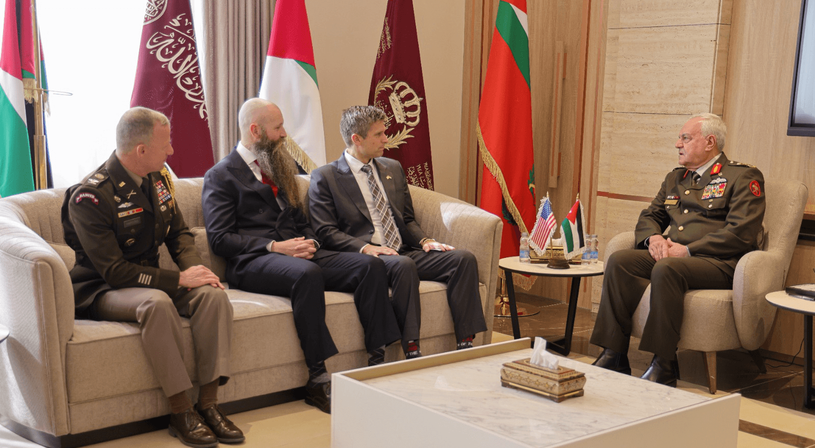 اللواء الركن الحنيطي يستقبل مساعد وزير الحرب الأمريكي للشؤون الأمنية ويفتتح اجتماع اللجنة العسكرية الأردنية–الأمريكية المشتركة
