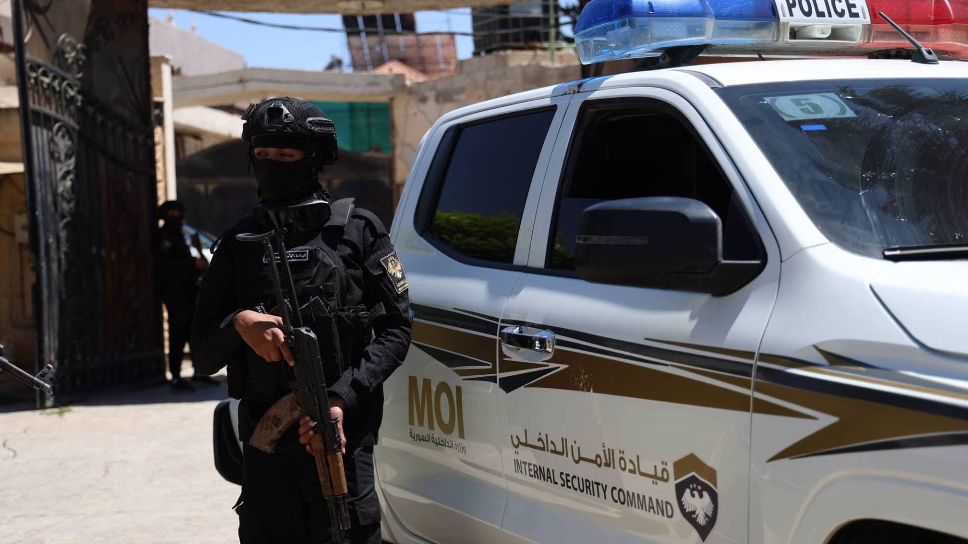 الداخلية السورية تحبط تهريب شحنة أسلحة نوعية ضخمة على الحدود مع العراق - فيديو