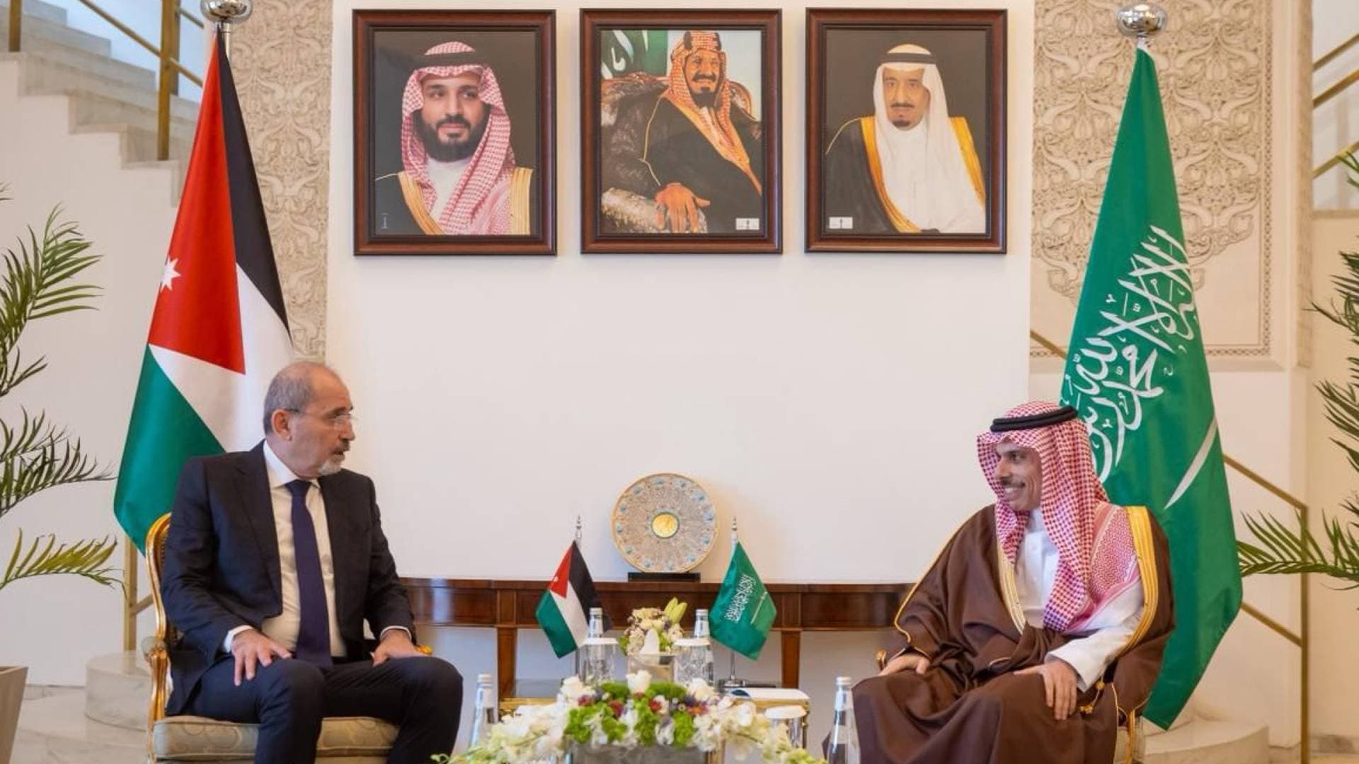 وزير الخارجية يبحث مع نظيره السعودي مستجدات الأوضاع الإقليمية وجهود إنهاء التصعيد