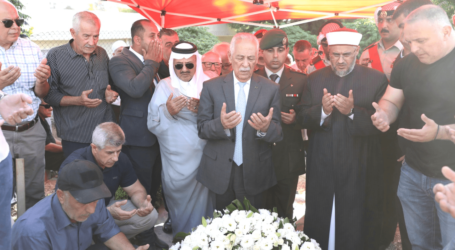 مندوبا عن الملك وولي العهد.. العيسوي يشارك بتشييع جثمان قائد فريق المظليين بالقوات الخاصة الرائد المتقاعد جنكات