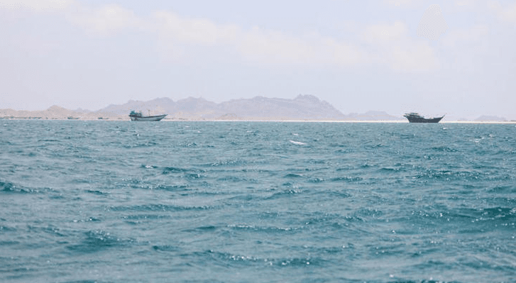 الحوثيون يوجهون رسائل تحذيرية للسفن في باب المندب بعد فرض حظر ملاحة على السعودية