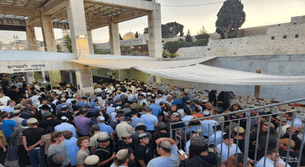 أكثر من 1300 مستوطن يقتحمون المسجد الأقصى المبارك بحماية قوات الاحتلال -فيديو