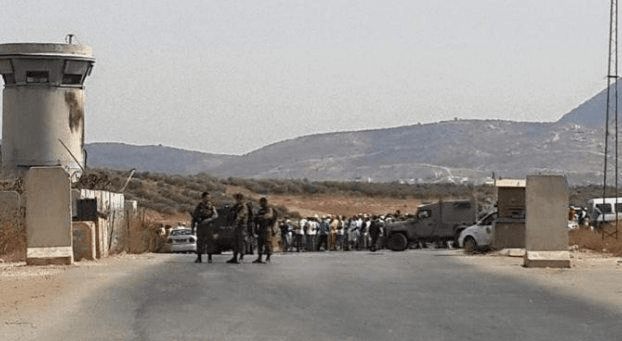 الاحتلال يغلق حاجز بيت فوريك شرق نابلس عقب استشهاد شابين بزعم تنفيذ عملية طعن