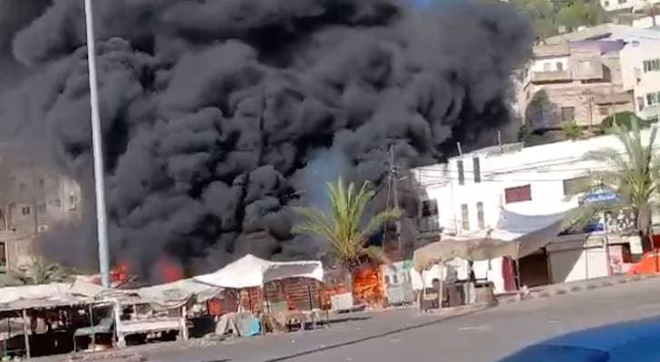 مراسل "رؤيا": حريق يلتهم أحد أكشاك مجمع عجلون والدفاع المدني يمنع امتداده إلى المحال المجاورة -فيديو