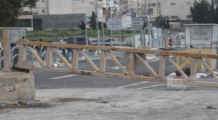 قوات الاحتلال تغلق البوابة الرئيسية لقرية "المنشية"