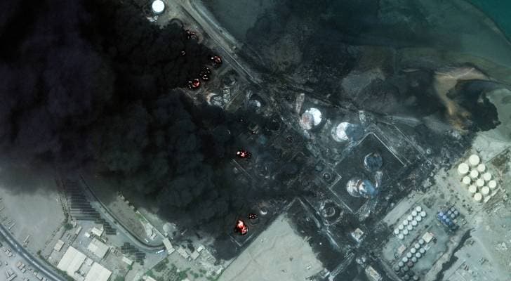 رويترز: غارات جوية تستهدف ميناء الحديدة في اليمن دون أنباء عن إصابات