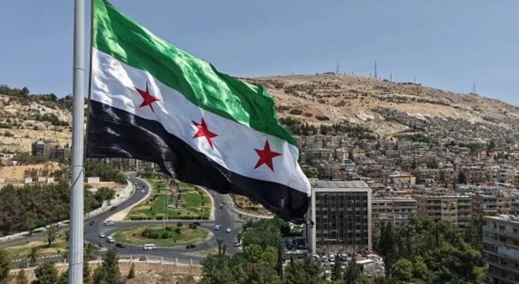 مصرع 35 شخصا وإصابة 30 في حادث تصادم مأساوي على طريق دمشق - دير الزور