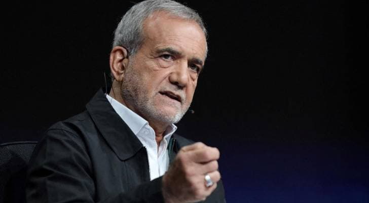 تصريحات المرشد الأسبق علي خامنئي تفجر خلافا علنيا بين بزشكيان والإعلام الإيراني