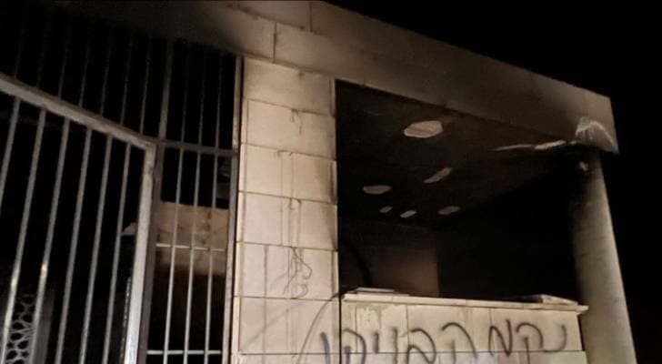مستوطنون يحرقون مسجدين في طولكرم ونابلس خلال ليلة واحدة ويكتبون شعارات عنصرية