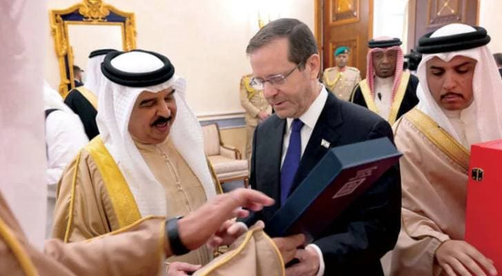 ملك البحرين والرئيس "الإسرائيلي" يبحثان هاتفيا تعزيز العلاقات واستقرار المنطقة