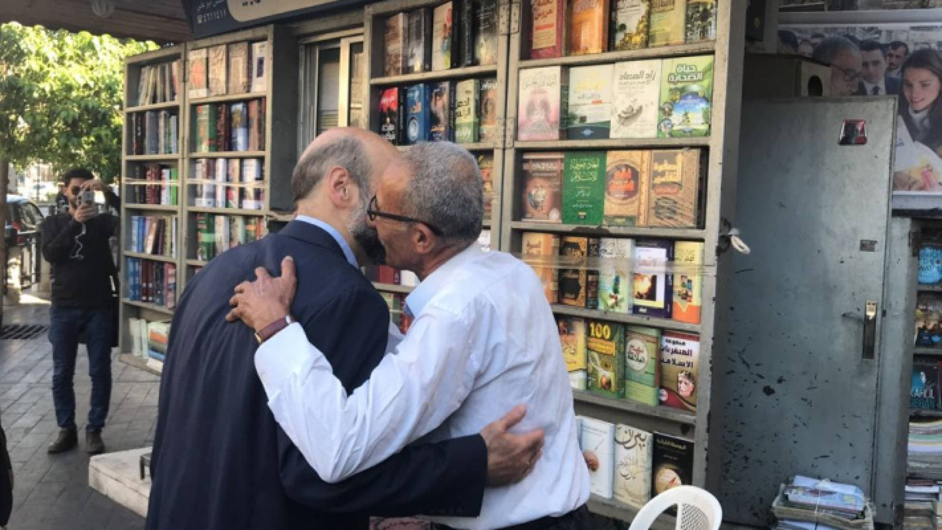 الرزاز يبدأ صباحه بزيارة إلى "كشك الثقافة العربية" في وسط البلد.. فيديو وصور