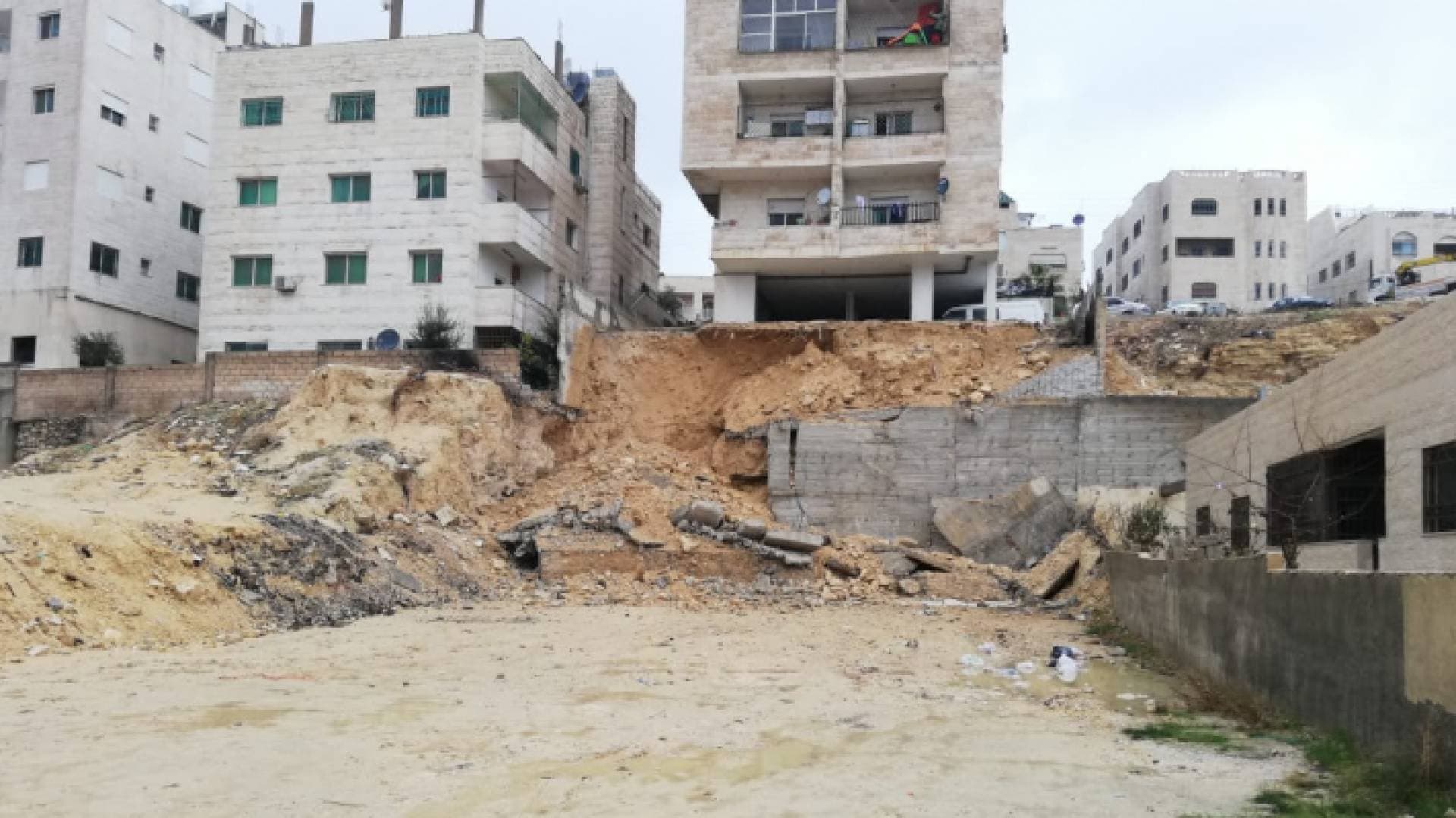 سكان عمارة في عمان آيلة للسقوط يرفضون إخلاءها - فيديو