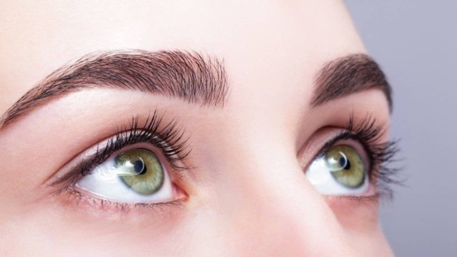 خضعت لعملية تجميل لحاجبيها.. فماذا حصل!.. صورة