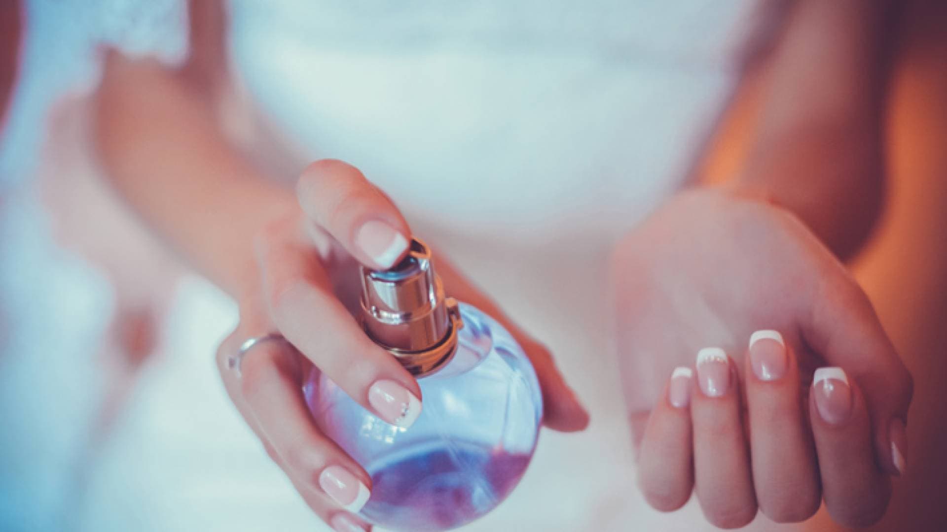 "الإفتاء المصرية": هل يحرم العطر على المرأة بينما يباح للرجل؟